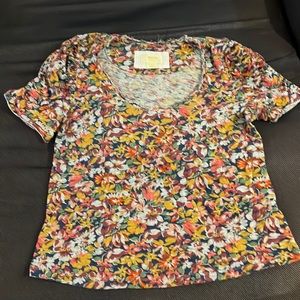 Anthropologie Maeve gathered sleeve floral top gathered sleeve size S raw edge